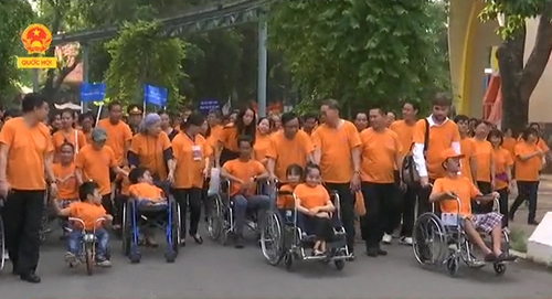 ເກືອບ 8.000 ຄົນ ເຂົ້າຮ່ວມການຍ່າງເພື່ອຜູ້ປະສົບເຄາະຮ້າຍຈາກທາດພິດສີສົ້ມ